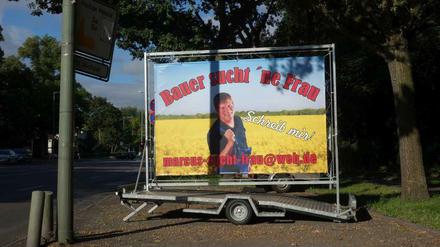 Dieses Plakat steht seit drei Wochen an der Königstraße in Wannsee. Der Tagesspiegel hat sich erkundigt, wer dahinter steckt und ob die Partnersuche auf diese Weise funktioniert