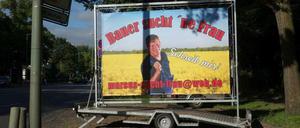 Dieses Plakat steht seit drei Wochen an der Königstraße in Wannsee. Der Tagesspiegel hat sich erkundigt, wer dahinter steckt und ob die Partnersuche auf diese Weise funktioniert