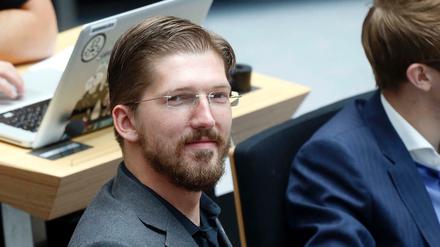 Martin Delius hat vor der 68. Plenarsitzung Berliner Abgeordnetenhaus, am 10. September, einen Frisör besucht. Der Bart steht voll in Blüte, die Haare sind gegeelt.