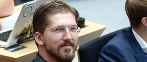 Martin Delius hat vor der 68. Plenarsitzung Berliner Abgeordnetenhaus, am 10. September, einen Frisör besucht. Der Bart steht voll in Blüte, die Haare sind gegeelt.