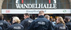 Die Polizei hat am Samstag den Zugverkehr am Hamburger Hauptbahnhof eingestellt.