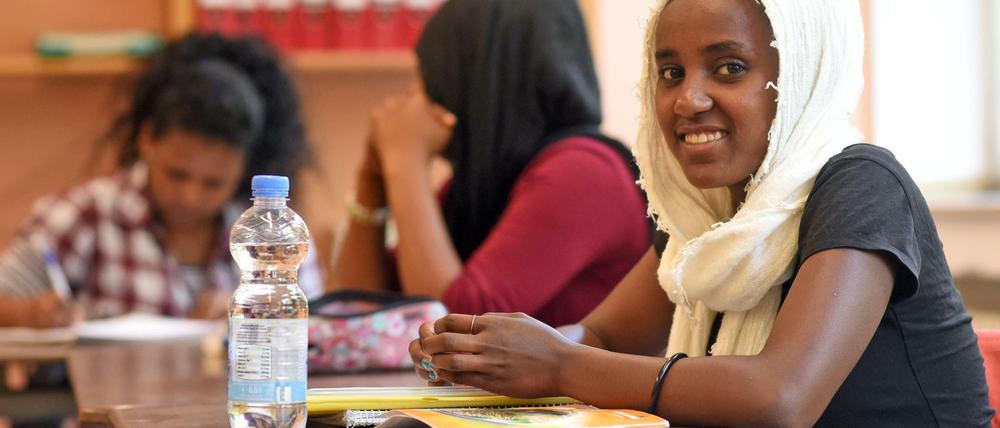 Deutsch lernen. Viele Flüchtlinge brauchen noch mehr Hilfe beim Einstieg in die deutsche Schule. Sie sind traumatisiert. Das Foto zeigt eine geflüchtete Schülerin in Nordrhein-Westfalen. 