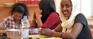 Deutsch lernen. Viele Flüchtlinge brauchen noch mehr Hilfe beim Einstieg in die deutsche Schule. Sie sind traumatisiert. Das Foto zeigt eine geflüchtete Schülerin in Nordrhein-Westfalen. 