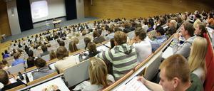 Studierende sitzen im Hörsaal.