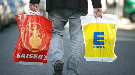 Darf Edeka Kaiser's Tengelmann übernehmen? Die Entscheidung liegt bei Wirtschaftsminister Sigmar Gabriel. 