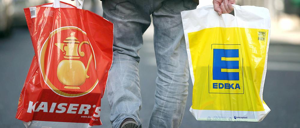 Darf Edeka Kaiser's Tengelmann übernehmen? Die Entscheidung liegt bei Wirtschaftsminister Sigmar Gabriel. 