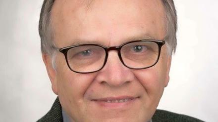Der pensionierte Zahnarzt Helmut Dohmeier-de Haan kümmert sich am LaGeSo um die medizinische Versorgung von Flüchtlingen.