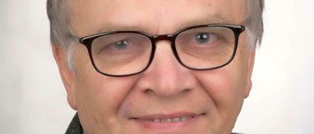 Der pensionierte Zahnarzt Helmut Dohmeier-de Haan kümmert sich am LaGeSo um die medizinische Versorgung von Flüchtlingen.