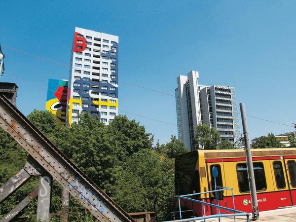 Lichtenberg hat alles: Altbauten, Schrebergärten und Plattenbauten - wie das Gustavo-Haus in der Franz-Jacob-Straße am Bahnhof Storkower Straße.