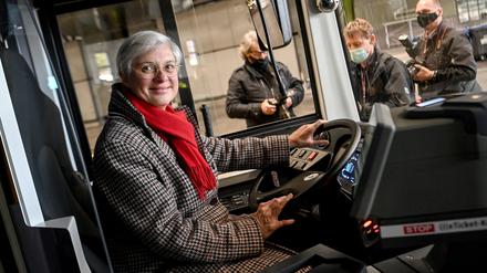 Oktober 2020: Eva Kreienkamp, die damals neue Vorstandsvorsitzende der BVG, posiert am Steuer neuen Busses