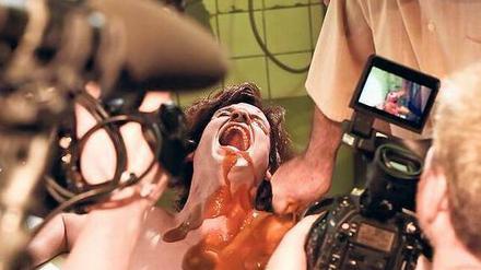 Nah an der Ekelgranze. In Paul McCarthys Video-Performance geht es um die Abgründe der Film- und Unterhaltungsindustrie, um Abhängigkeiten zwischen den Geschlechtern – und um geile alte Böcke und junge Frauen.