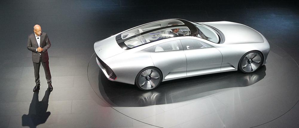 Auf einer Scheibe präsentierte Daimler-Chef Dieter Zetsche ein Zukunftsmodell von Mercedes. Auf der alle zwei Jahre in Frankfurt stattfindenden Autoschau gibt es jede Menge Neuheiten zu sehen. Ein paar hunderttausend Besucher werden erwartet.