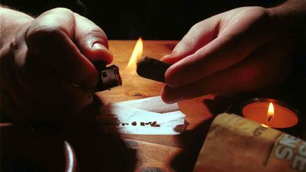 In Deutschland kiffen immer mehr junge Menschen. Hier wird ein Haschisch-Joint gebaut.