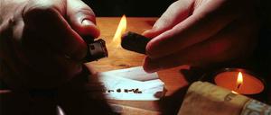 In Deutschland kiffen immer mehr junge Menschen. Hier wird ein Haschisch-Joint gebaut. 