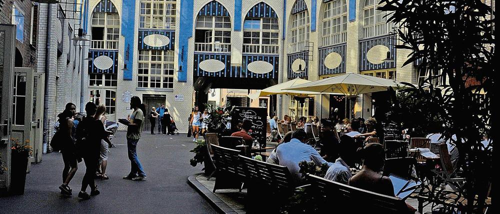 Prima Berlin-Kulisse. Der Krieg hatte die Hackeschen Höfe verschont. Später war hier eine Werkstatt für Trabis. In den Neunzigern wurde saniert. Bald kamen Artisten und Touristen.