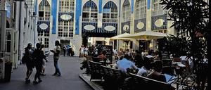 Prima Berlin-Kulisse. Der Krieg hatte die Hackeschen Höfe verschont. Später war hier eine Werkstatt für Trabis. In den Neunzigern wurde saniert. Bald kamen Artisten und Touristen.