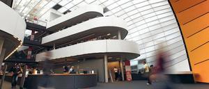 Menschen gehen durch das Foyer der Philologischen Bibliothek der Freien Universität Berlin.