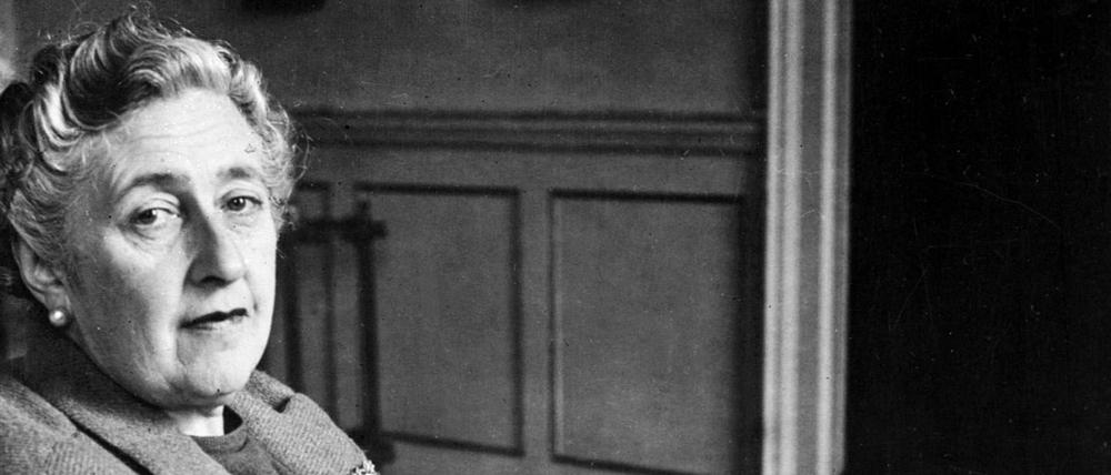 Agatha Christie mit Notizen in der Hand