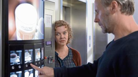 Der Kaffee ist schlecht, das Verhältnis auch. Aber dann finden die Kommissare Anna Janneke (Margarita Broich) und Paul Brix (Wolfram Koch) zueinander.