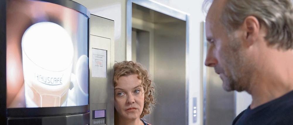 Der Kaffee ist schlecht, das Verhältnis auch. Aber dann finden die Kommissare Anna Janneke (Margarita Broich) und Paul Brix (Wolfram Koch) zueinander.