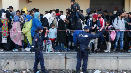 Weiterhin Ausnahmezustand auf dem Wiener Westbahnhof. Tausende Flüchtlinge warten am Donnerstag auf ihre Weiterreise in Richtung Deutschland. 