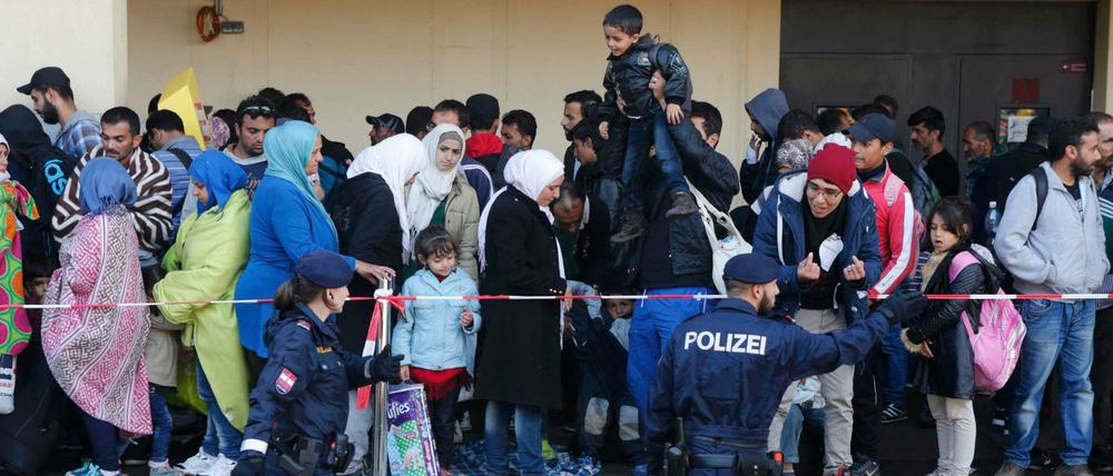 Weiterhin Ausnahmezustand auf dem Wiener Westbahnhof. Tausende Flüchtlinge warten am Donnerstag auf ihre Weiterreise in Richtung Deutschland.