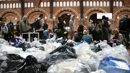 Auf dem Hauptbahnhof von Kopenhagen begrüßen viele Bürger die ankommenden Flüchtlinge mit Tüten mit Essen, Trinken und Kleidung. Die allermeisten aber nicht in Dänemark bleiben, sondern nach Schweden weiter reisen. Am Donnerstag ließ die dänische Regierung das auch wieder zu.