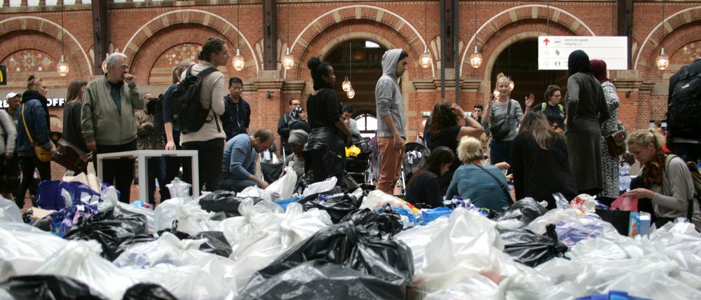 Auf dem Hauptbahnhof von Kopenhagen begrüßen viele Bürger die ankommenden Flüchtlinge mit Tüten mit Essen, Trinken und Kleidung. Die allermeisten aber nicht in Dänemark bleiben, sondern nach Schweden weiter reisen. Am Donnerstag ließ die dänische Regierung das auch wieder zu.