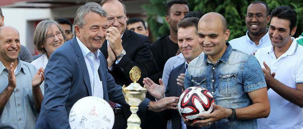 DFB-Präsident Wolfgang Niersbach bei der Vorstellung der Aktion "1:0 für ein Willkommen" in einem Flüchtlingscamp in Egelsbach.