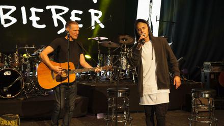Trifft ein Kanadier einen anderen.... Bryan Adams und Justin Bieber musizieren.