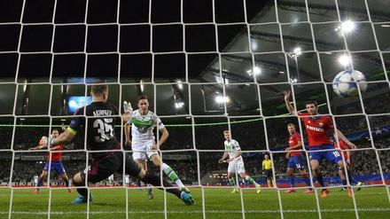 Tor von Julian Draxler. Der Wolfsburger Neuzugang trifft in dieser Szene zum 1:0.