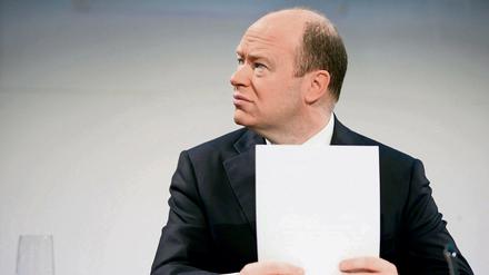 Vorstandschef der Deutschen Bank John Cryan plant Stellenabbau von 15.000 Mitarbeitern zum Börsengang der Postbank im nächsten Jahr.