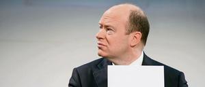Vorstandschef der Deutschen Bank John Cryan plant Stellenabbau von 15.000 Mitarbeitern zum Börsengang der Postbank im nächsten Jahr.