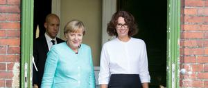 Bundeskanzlerin Angela Merkel (CDU) kommt aus einem Treppenhaus der Ferdinand-Freiligrath-Schule im Stadtteil Kreuzberg zusammen mit der Direktorin Anke Schmidt. 