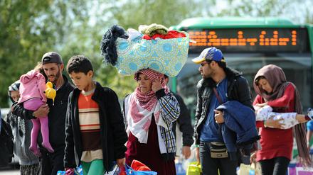 Flüchtlinge kommen am 13.09.2015 mit Bussen in einem Zeltlager an der Donnersberger Brücke in der Nähe des Hauptbahnhofs in München (Bayern) an. 