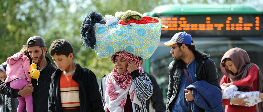 Flüchtlinge kommen am 13.09.2015 mit Bussen in einem Zeltlager an der Donnersberger Brücke in der Nähe des Hauptbahnhofs in München (Bayern) an.