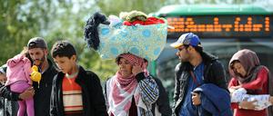 Flüchtlinge kommen am 13.09.2015 mit Bussen in einem Zeltlager an der Donnersberger Brücke in der Nähe des Hauptbahnhofs in München (Bayern) an. 