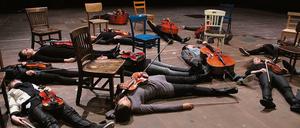 Das Solistenensemble Kaleidoskop spielt mit viel Körpereinsatz.