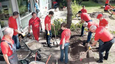 Ein Platz zum Leben. Neue Terrasse, Bänke und ein gepflegter Garten – Dussmann-Mitarbeiter machten das Plett-Haus wohnlicher für die Flüchtlingsfamilien und Berliner.