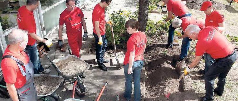 Ein Platz zum Leben. Neue Terrasse, Bänke und ein gepflegter Garten – Dussmann-Mitarbeiter machten das Plett-Haus wohnlicher für die Flüchtlingsfamilien und Berliner.