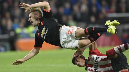 Luke Shaw wird von Hector Romero böse erwischt und muss anschließend ausgewechselt werden.