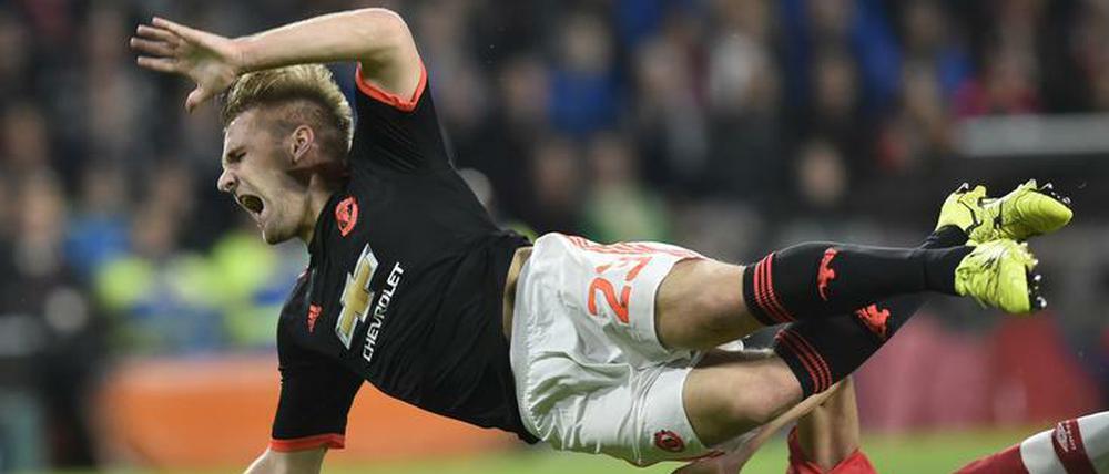 Luke Shaw wird von Hector Romero böse erwischt und muss anschließend ausgewechselt werden.