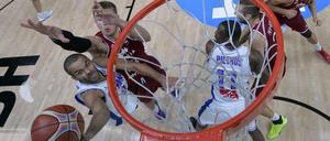 Nicht zu halten. Tony Parker (links mit Ball) hat sich mal wieder den Weg zum Ring gebahnt.