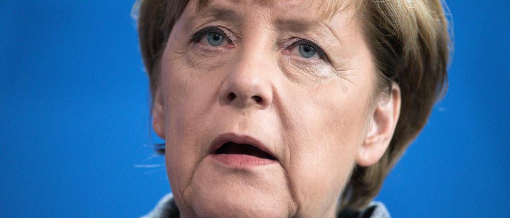 Angela Merkel: „Ich muss ganz ehrlich sagen: Wenn wir jetzt anfangen, uns noch entschuldigen zu müssen, dafür, dass wir in Notsituationen ein freundliches Gesicht zeigen, dann ist das nicht mein Land.“