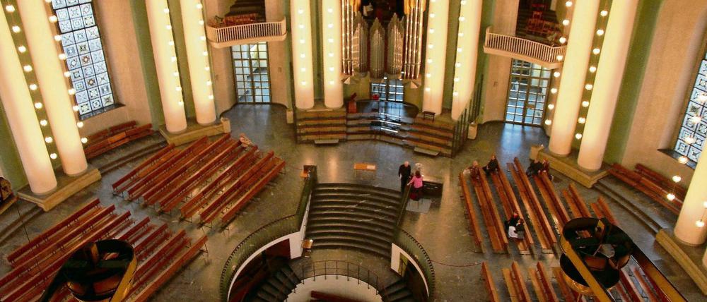 Das Loch des Anstoßes: Die Architekten und das Erzbistum wollen den historischen Durchbruch schließen, die Freunde der St. Hedwigs-Kathedrale wollen es erhalten.