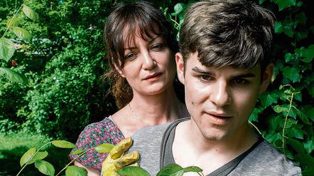 Maria (Natalia Wörner) arbeitet im Garten. Ihr Sohn Matis (Lucas Reiber) beobachtet Lea im Nachbargarten. Maria holt ihn von der Hecke weg.