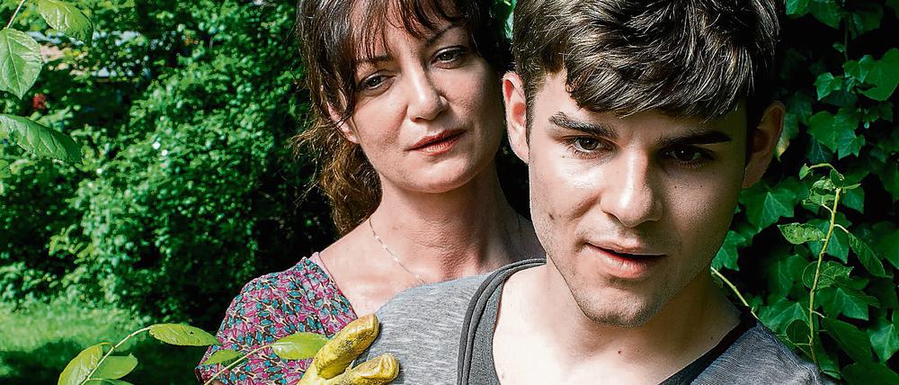 Maria (Natalia Wörner) arbeitet im Garten. Ihr Sohn Matis (Lucas Reiber) beobachtet Lea im Nachbargarten. Maria holt ihn von der Hecke weg.