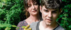 Maria (Natalia Wörner) arbeitet im Garten. Ihr Sohn Matis (Lucas Reiber) beobachtet Lea im Nachbargarten. Maria holt ihn von der Hecke weg.