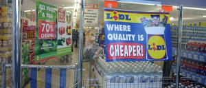 Billiger auf Englisch. Immer mehr Briten entdecken die deutschen Discounter Lidl und Aldi für sich.