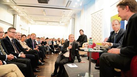 Gut besucht. Tagesspiegel-Chefredakteur Stephan-Andreas Casdorff (mit Mikrofon) vor Bernd Ladwig (FU), Mario Czaja und Mathias Hamann (Stadtmission).